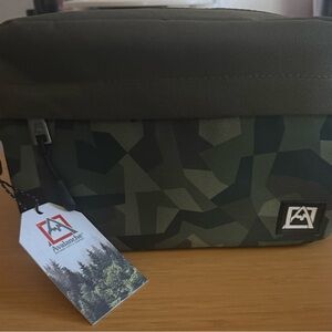 NWT Avalanche Green Camouflage Toiletry Bag Rugged Travel Essential